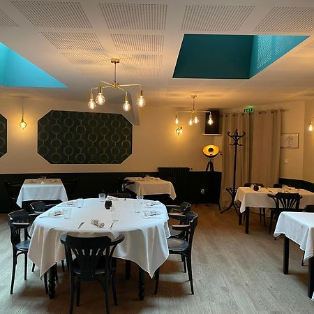 Restaurant Hotel Logis Chez Sophie Briouze 外观 照片