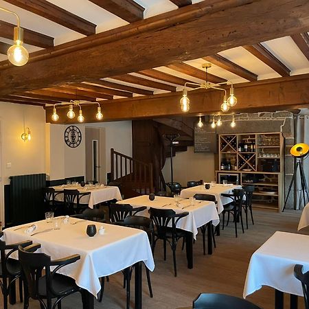Restaurant Hotel Logis Chez Sophie Briouze 外观 照片