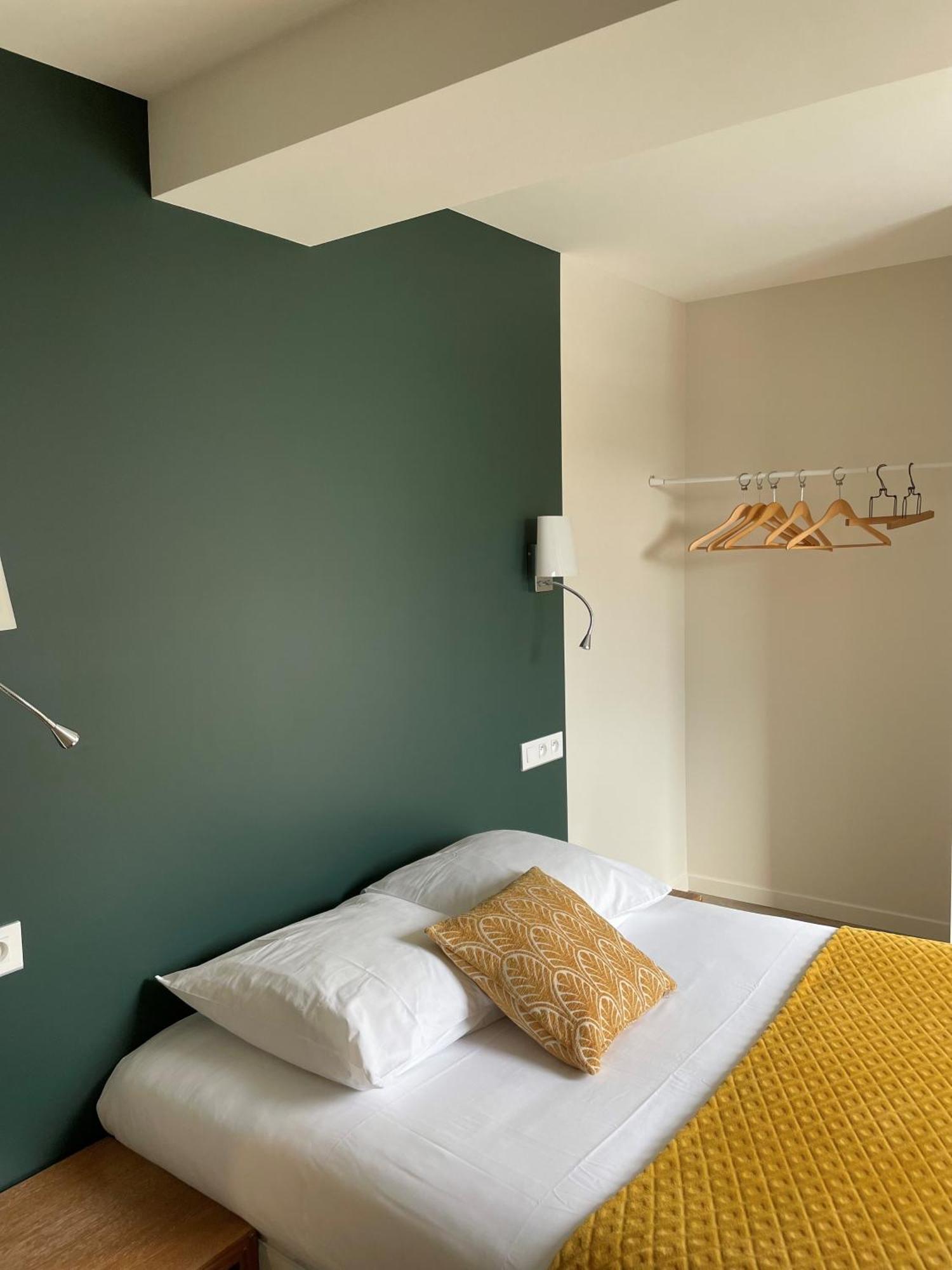 Restaurant Hotel Logis Chez Sophie Briouze 外观 照片