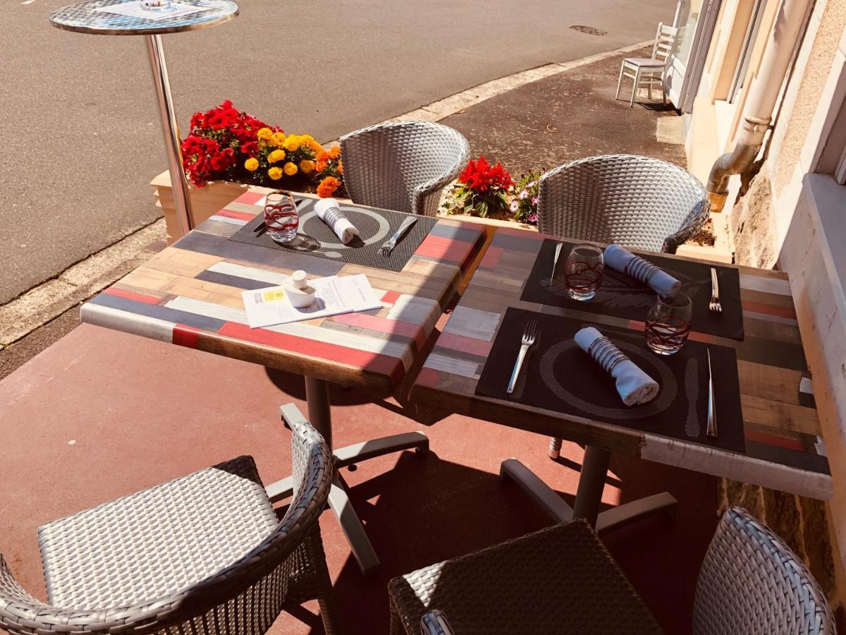 Restaurant Hotel Logis Chez Sophie Briouze 外观 照片