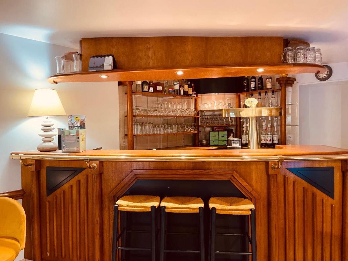 Restaurant Hotel Logis Chez Sophie Briouze 外观 照片