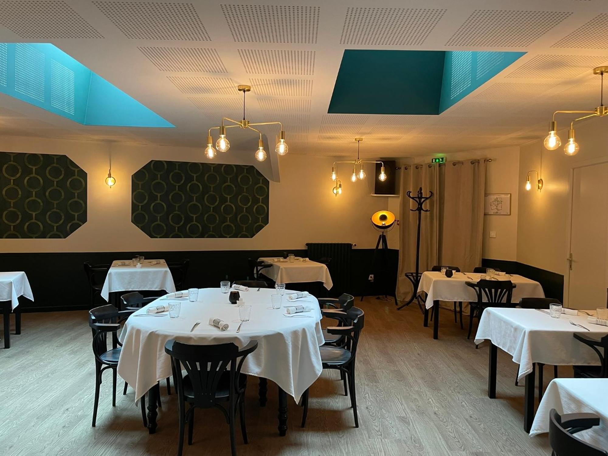 Restaurant Hotel Logis Chez Sophie Briouze 外观 照片