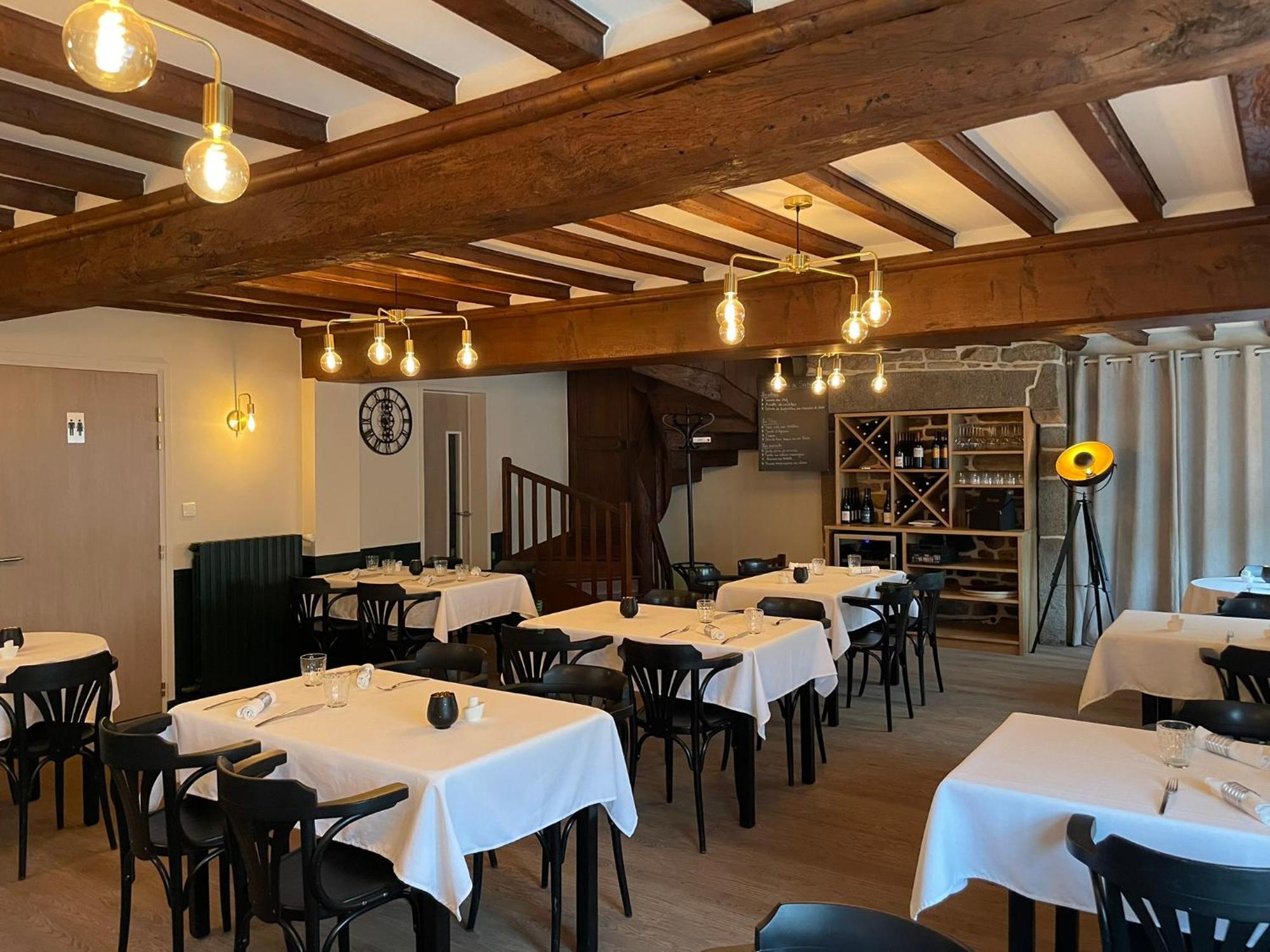 Restaurant Hotel Logis Chez Sophie Briouze 外观 照片