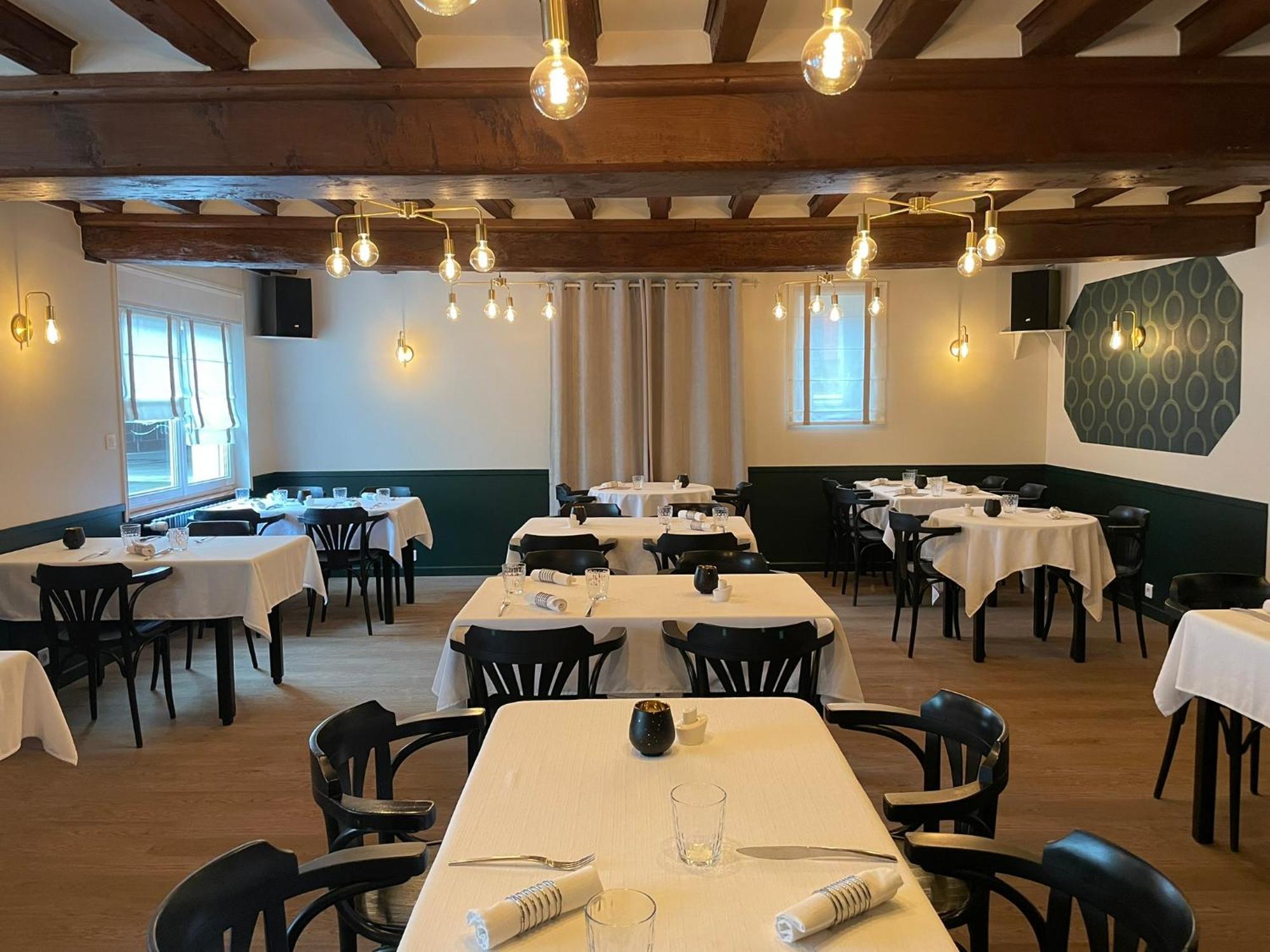 Restaurant Hotel Logis Chez Sophie Briouze 外观 照片