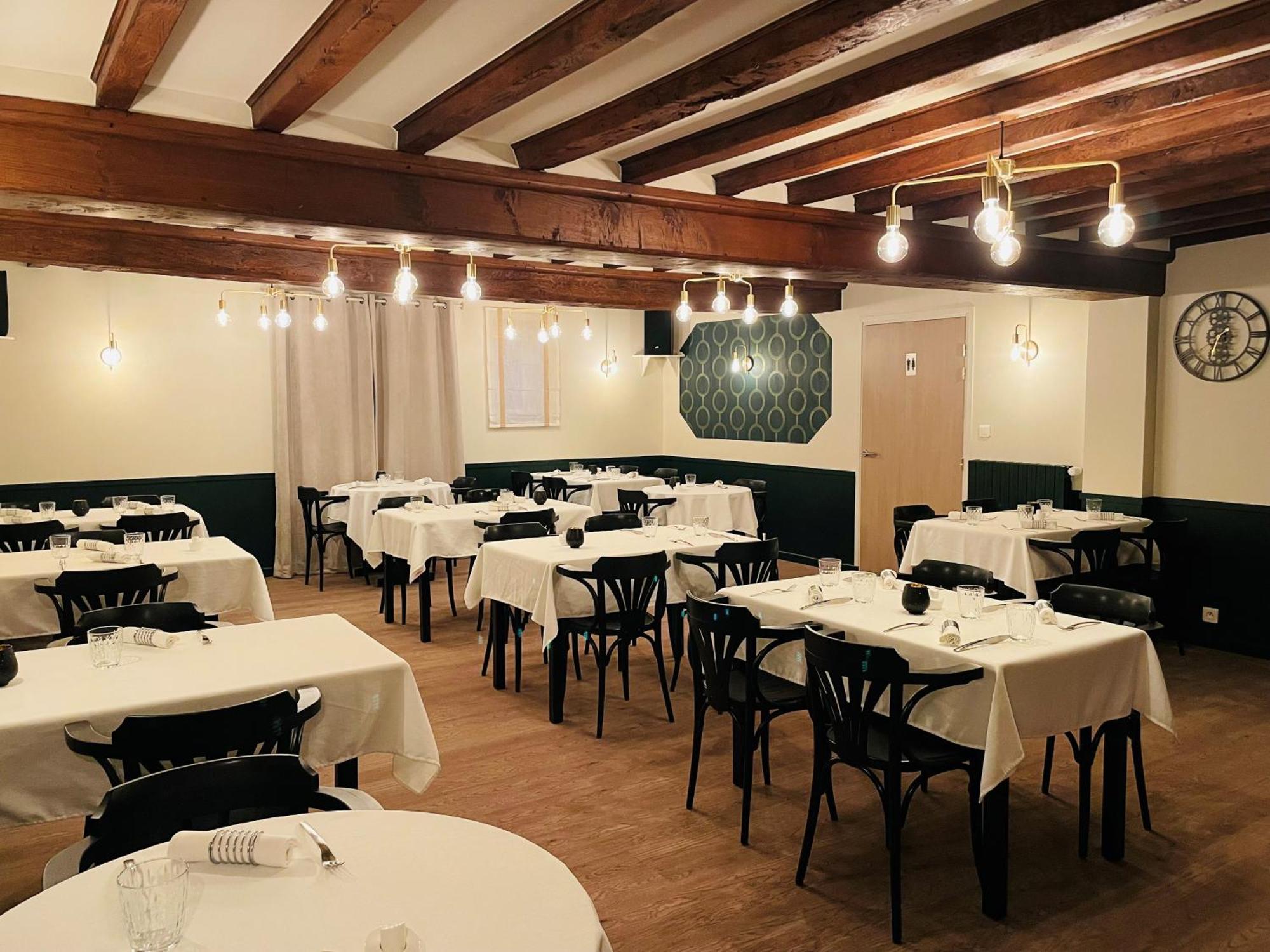 Restaurant Hotel Logis Chez Sophie Briouze 外观 照片