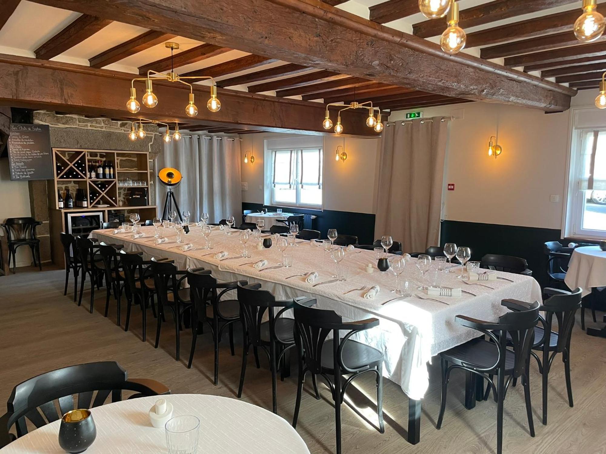 Restaurant Hotel Logis Chez Sophie Briouze 外观 照片