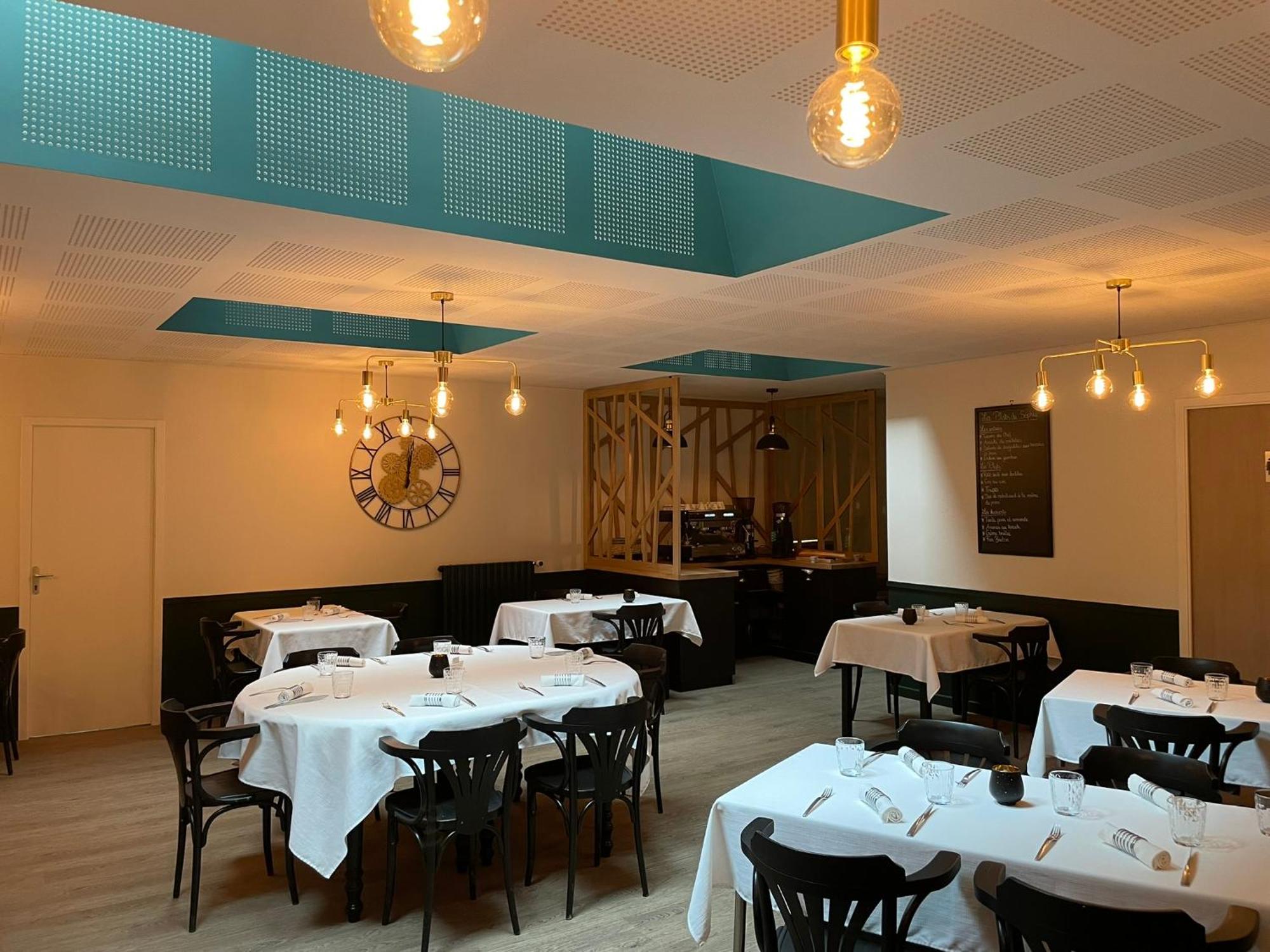 Restaurant Hotel Logis Chez Sophie Briouze 外观 照片