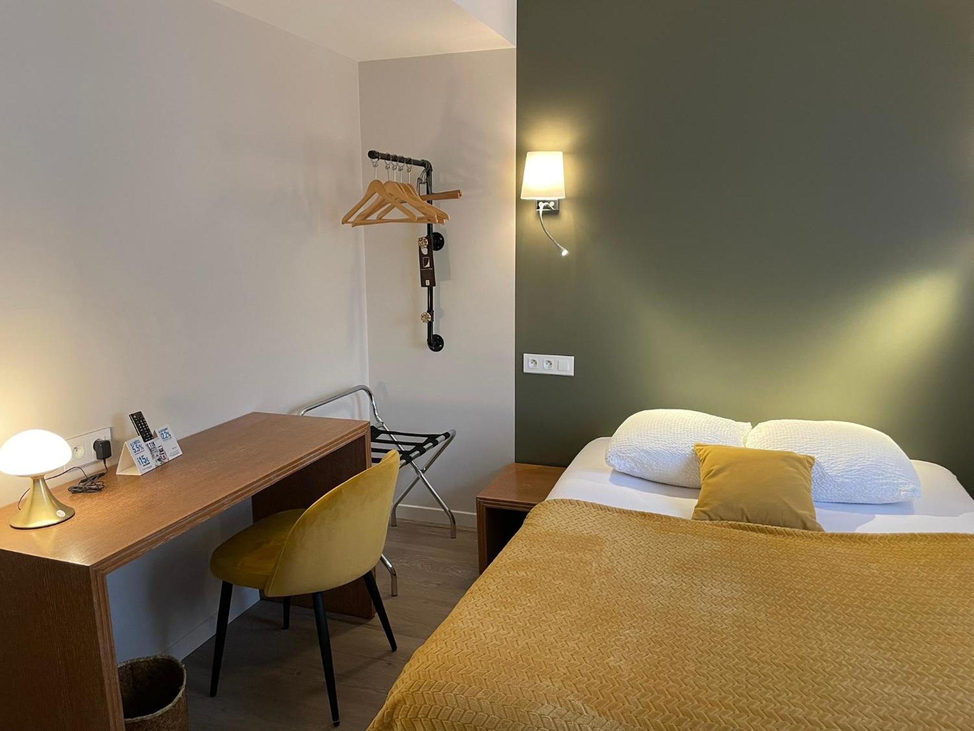 Restaurant Hotel Logis Chez Sophie Briouze 外观 照片