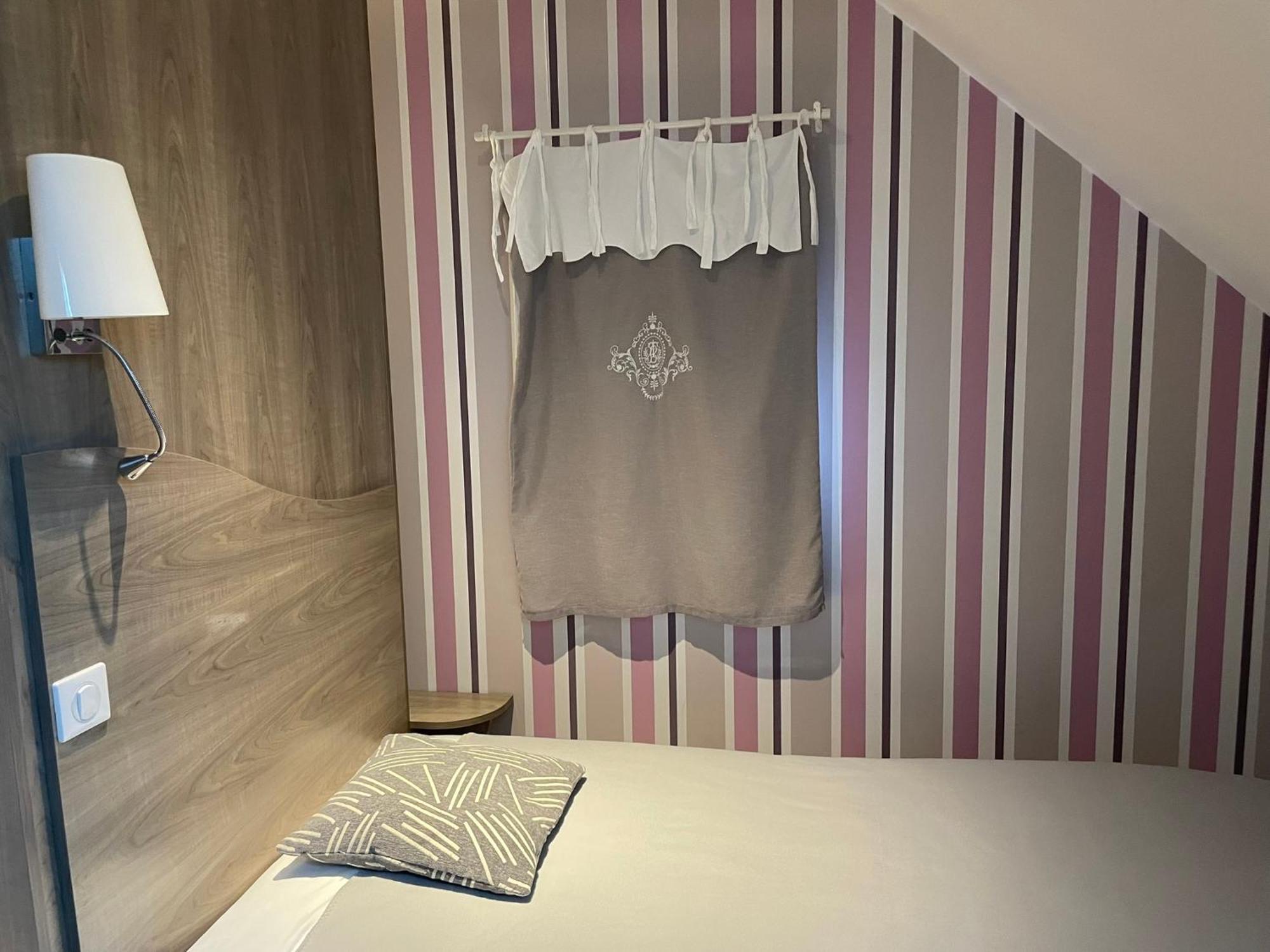 Restaurant Hotel Logis Chez Sophie Briouze 外观 照片