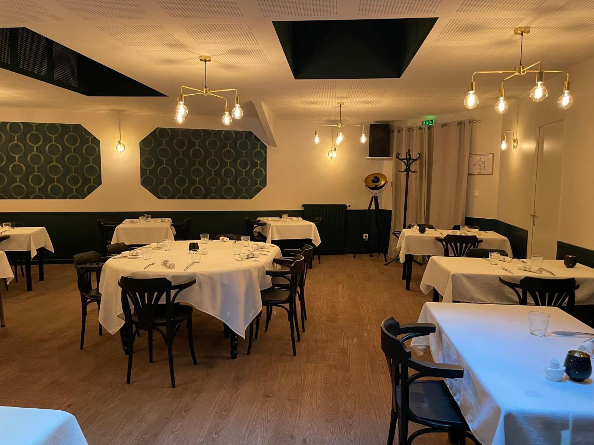 Restaurant Hotel Logis Chez Sophie Briouze 外观 照片