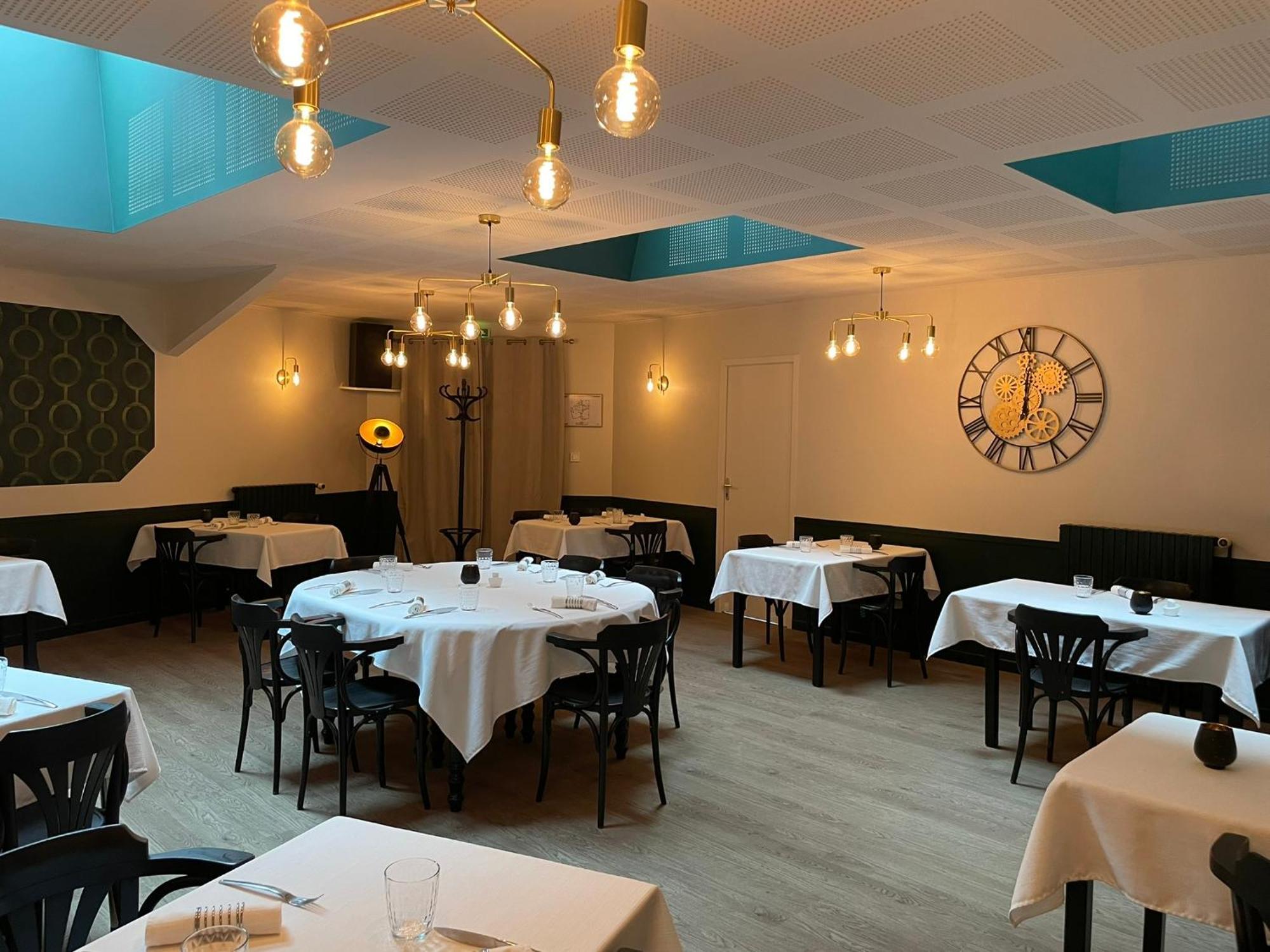 Restaurant Hotel Logis Chez Sophie Briouze 外观 照片