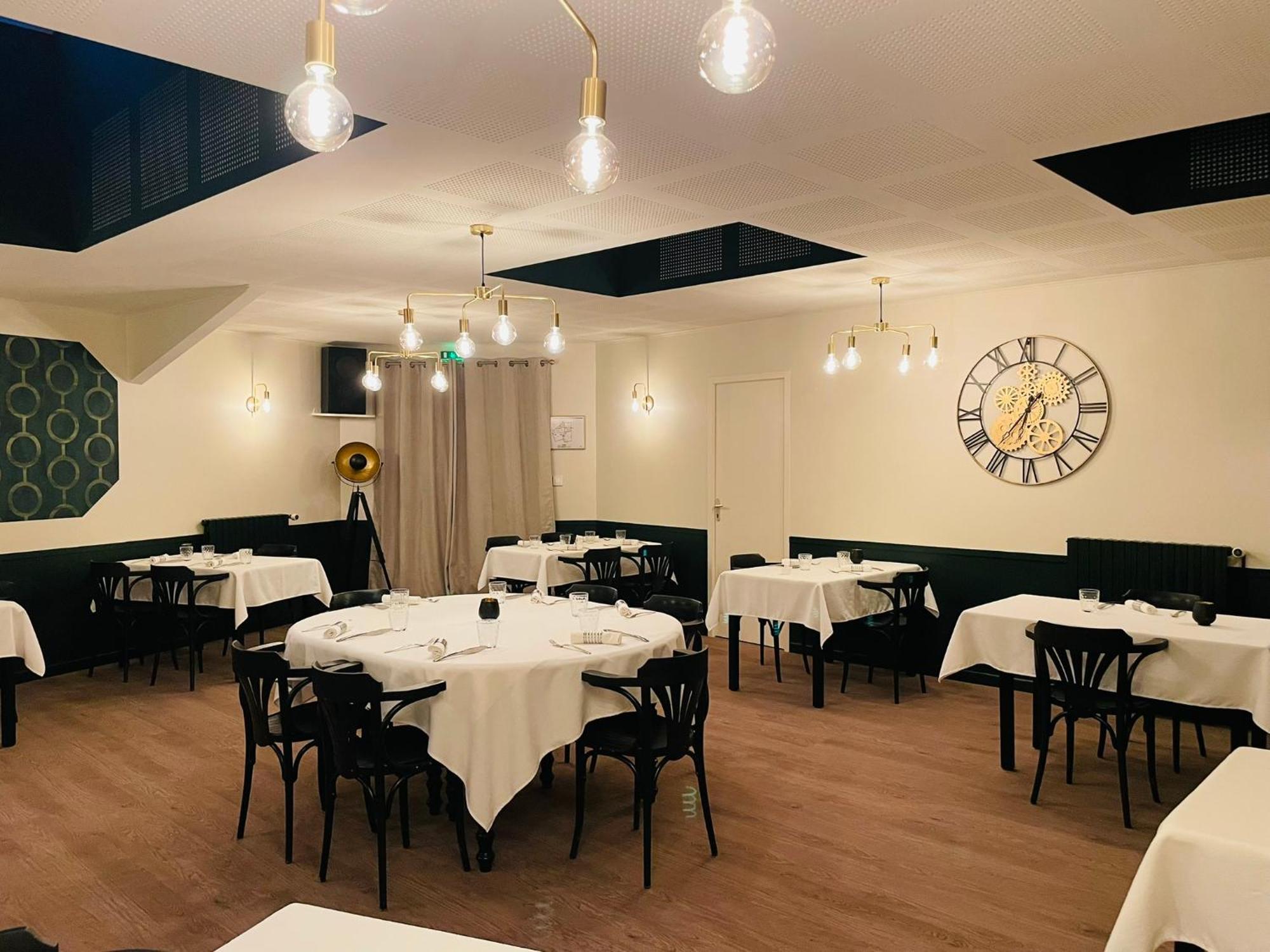 Restaurant Hotel Logis Chez Sophie Briouze 外观 照片