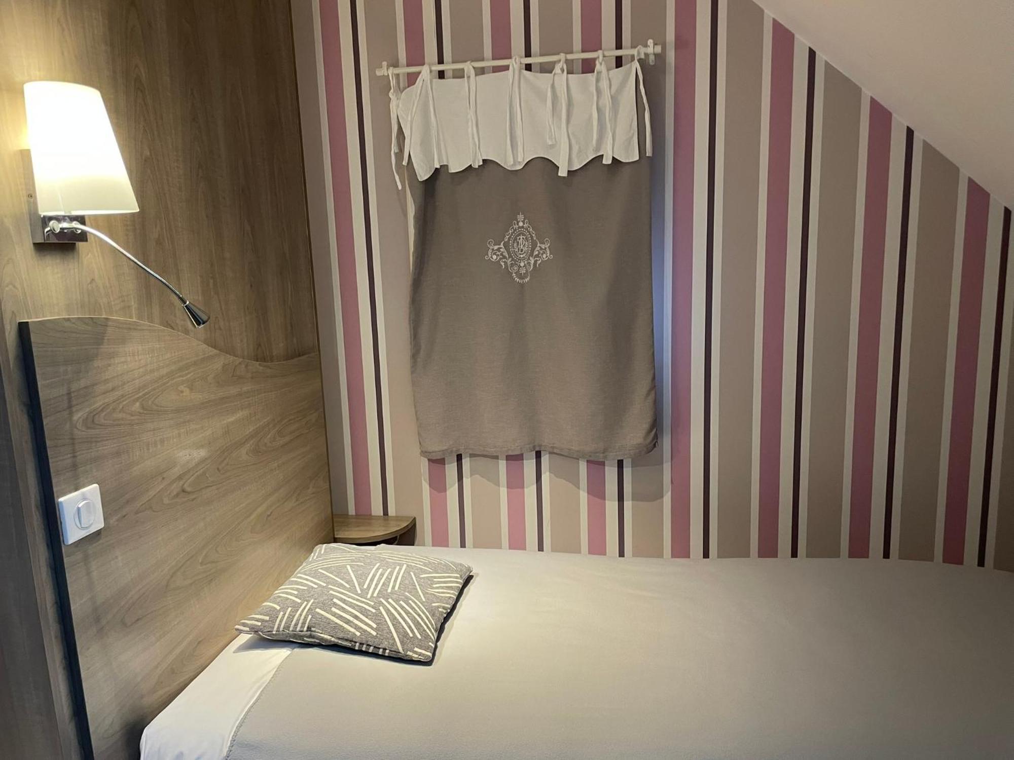 Restaurant Hotel Logis Chez Sophie Briouze 外观 照片
