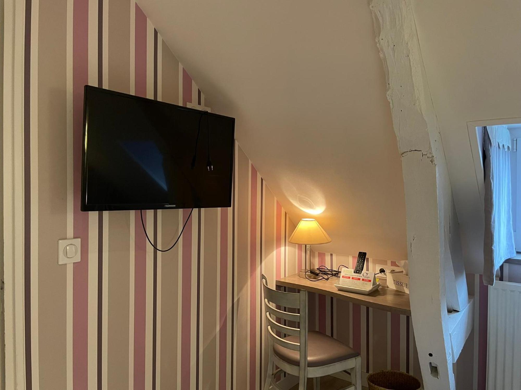 Restaurant Hotel Logis Chez Sophie Briouze 外观 照片