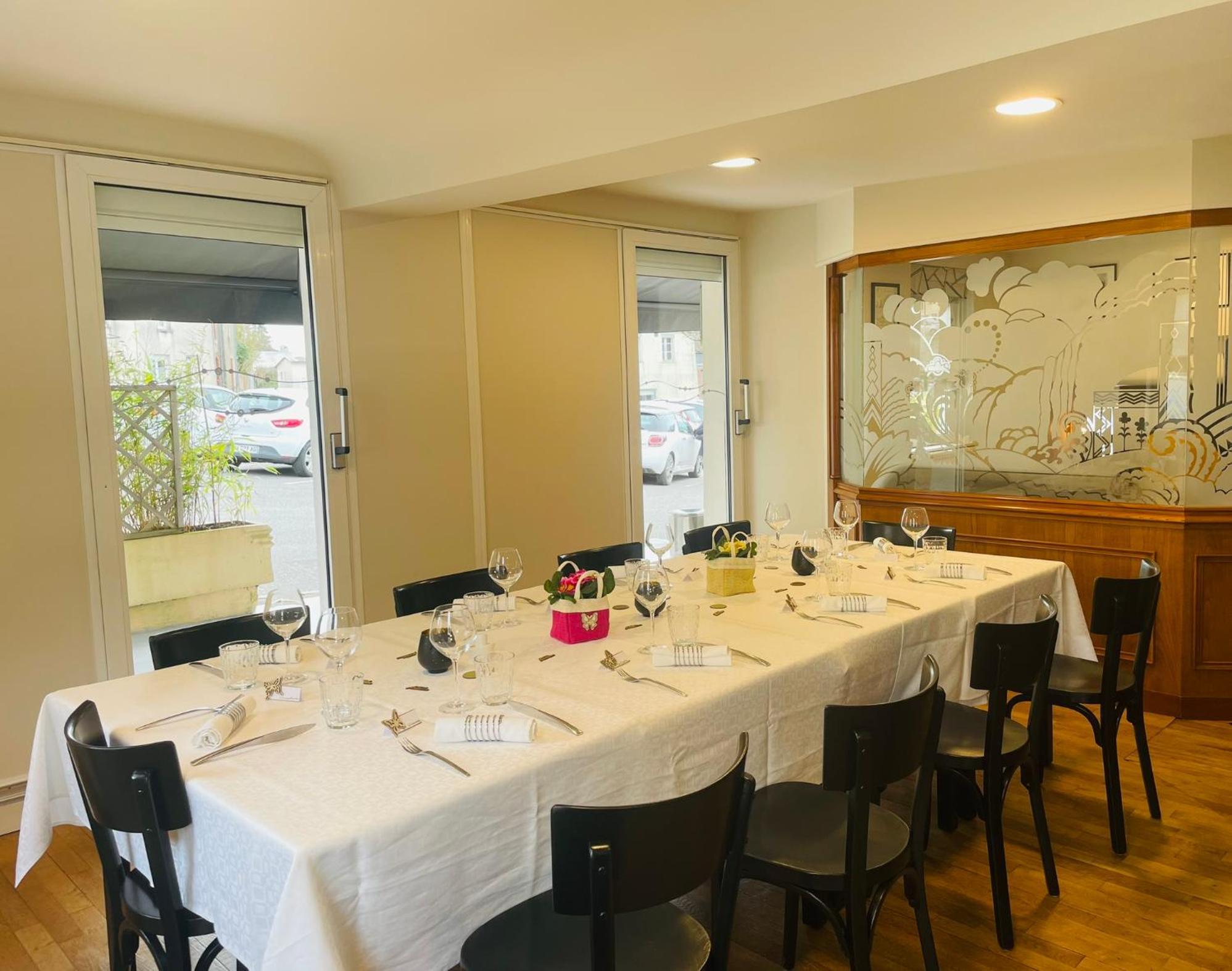 Restaurant Hotel Logis Chez Sophie Briouze 外观 照片