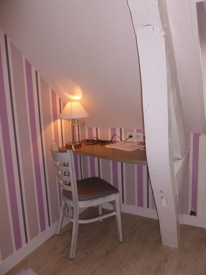 Restaurant Hotel Logis Chez Sophie Briouze 外观 照片
